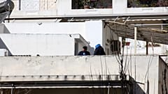 Αστυνομικοί ερευνούν το δώμα στην πολυκατοικία που εντοπίστηκε το νέο κρησφύγετο της ομάδας του «Τοξοβόλου του Συντάγματος» Γιάννη Μιχαηλίδη, τη Δευτέρα 10 Φεβρουαρίου 2020. 