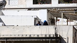 Αστυνομικοί ερευνούν το δώμα στην πολυκατοικία που εντοπίστηκε το νέο κρησφύγετο της ομάδας του «Τοξοβόλου του Συντάγματος» Γιάννη Μιχαηλίδη, τη Δευτέρα 10 Φεβρουαρίου 2020.