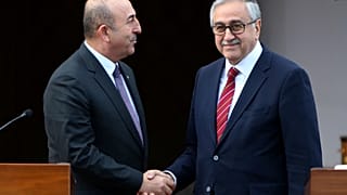Τσαβούσογλου για Ακιντζί: «Δεν έχω συνεργαστεί με πιο αναξιόπιστο πολιτικό»