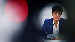 CDU-Vositzende AKK verzichtet auf eine Kanzlerkandidatur - denCDU- Vorsitz will sie bis zum nächsten Parteitag behalten