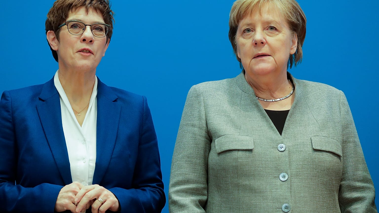 Demitiu-se sucessora designada de Merkel