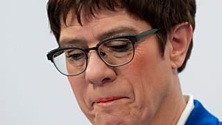 AKK gescheitert? So heftig reagiert das Web