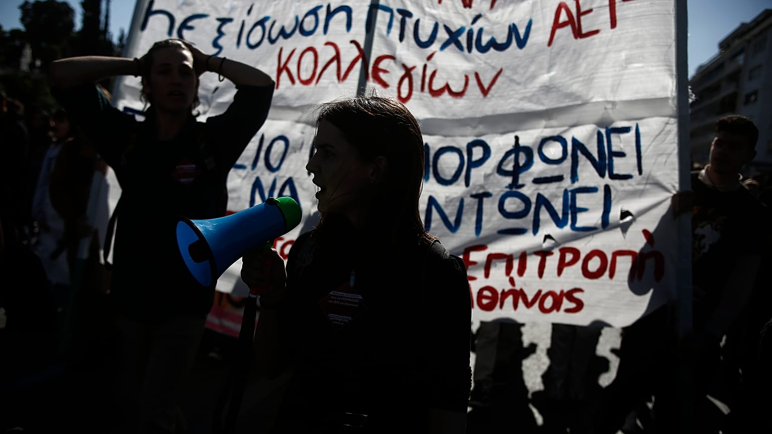 Μαθητές παίρνουν μέρος στη συγκέντρωση διαμαρτυρίας 