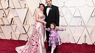 المخرجة السورية وعد الخطيب رفقة زوجها الطبيب حمزة الخطيب وابنتها سما على السجادة الحمراء في حفل الأوسكار 9 شباط 2020