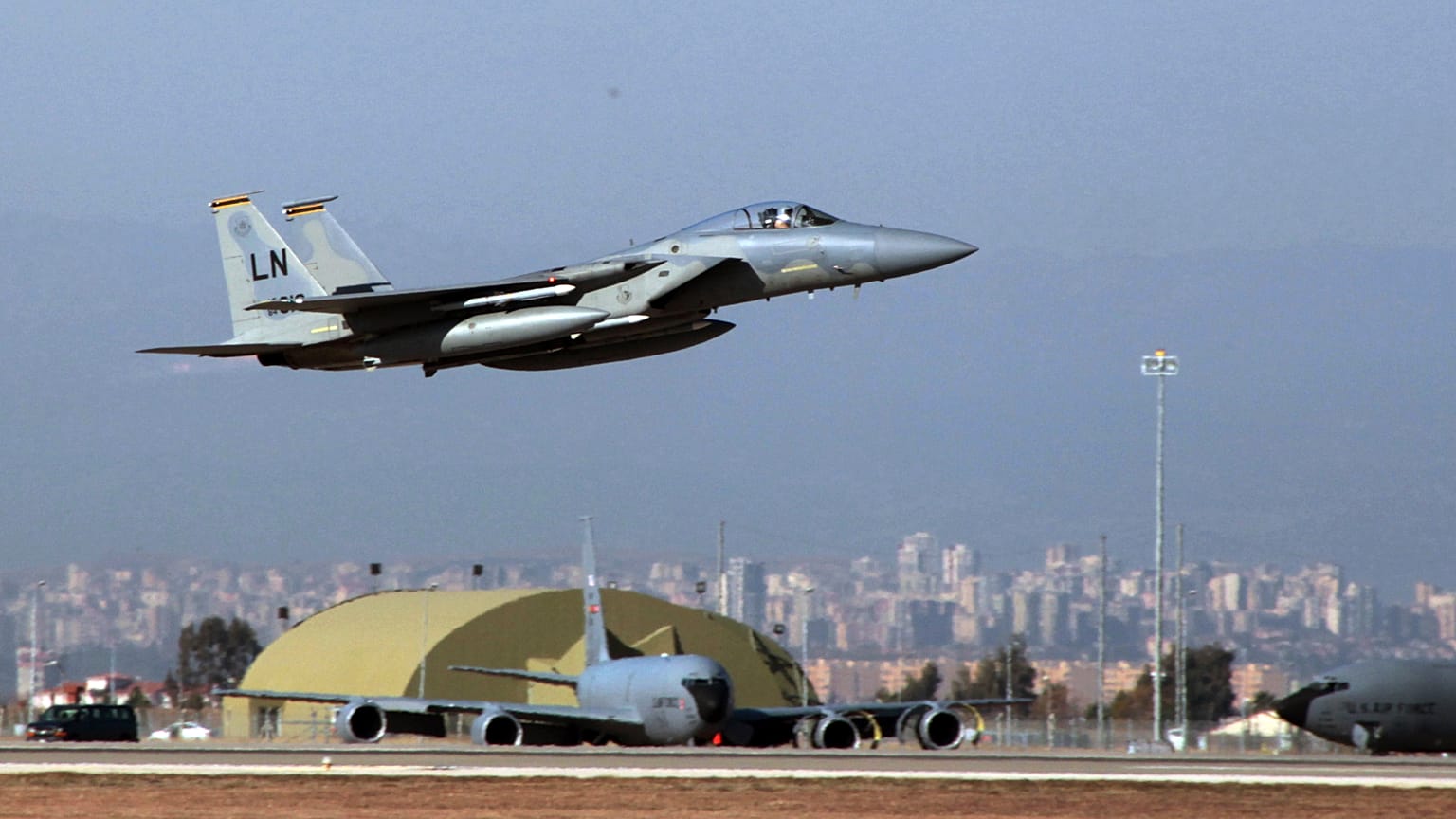 Adana'daki İncirlik Üssü'nden kalkış yapan Amerikan F-15 uçağı