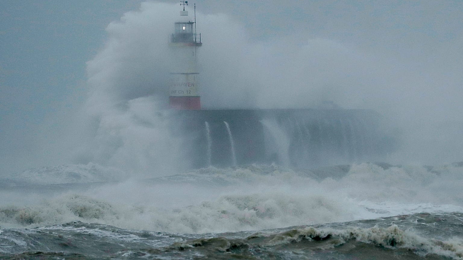 Sturm Sabine trifft auf Leuchtturm in Großbritannien