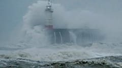 Sturm Sabine trifft auf Leuchtturm in Großbritannien