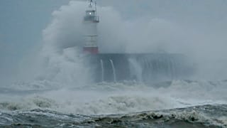 Sturm Sabine trifft auf Leuchtturm in Großbritannien