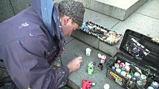 O artista que dá vida à pastilha elástica que encontra no chão