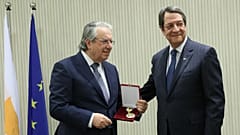 Ο πρόεδρος Αναστασιάδης απένειμε το Μετάλλιο Εξαίρετης Προσφοράς στον καθηγητή Γ.Μπαμπινιώτη