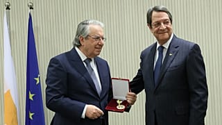 Ο πρόεδρος Αναστασιάδης απένειμε το Μετάλλιο Εξαίρετης Προσφοράς στον καθηγητή Γ.Μπαμπινιώτη