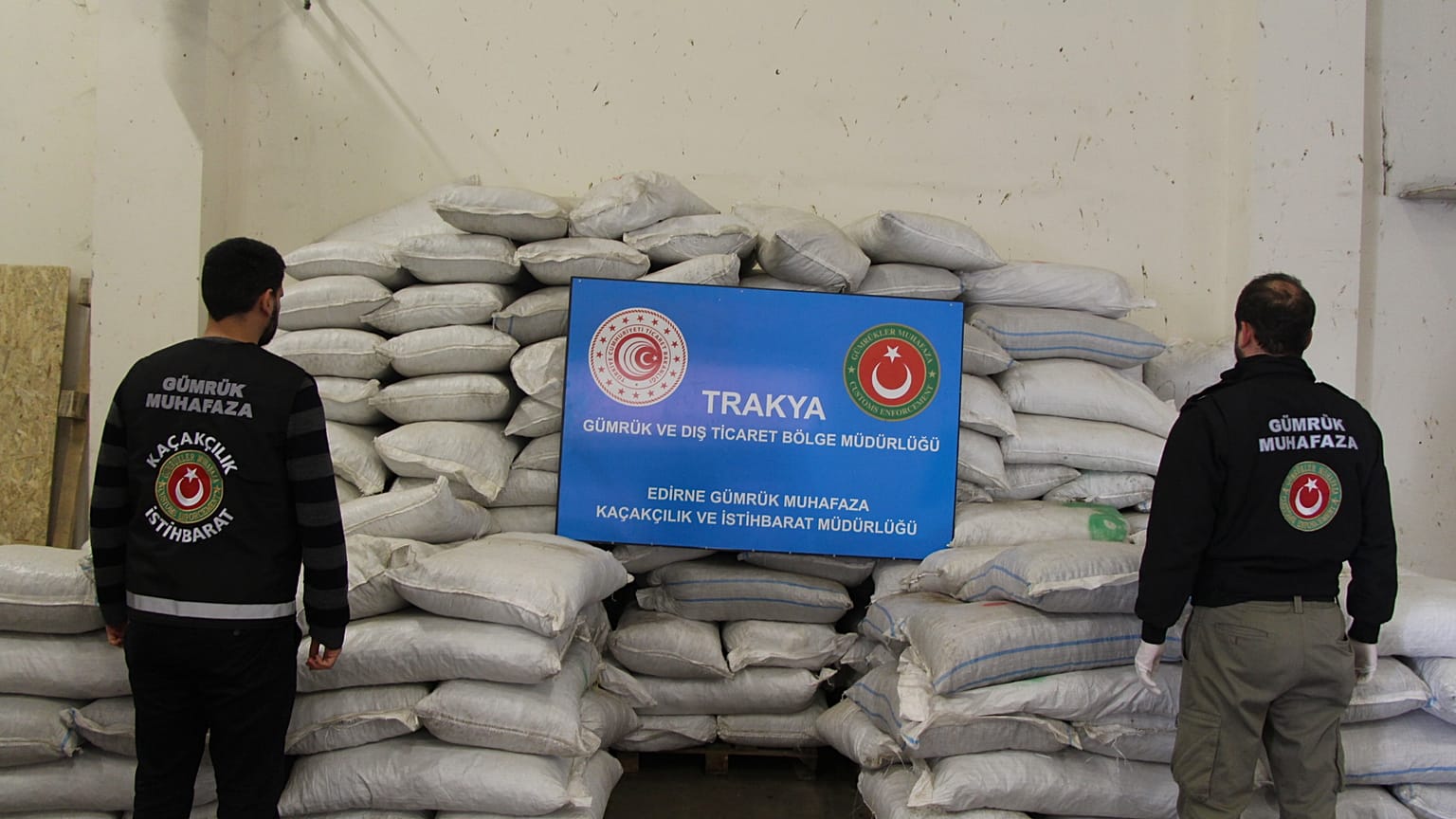 Bakan Pekcan, Gümrük Muhafaza ekiplerince Kapıkule'de bir operasyonda 2 ton 70 kilogram esrar ele geçirildiğini açıkladı