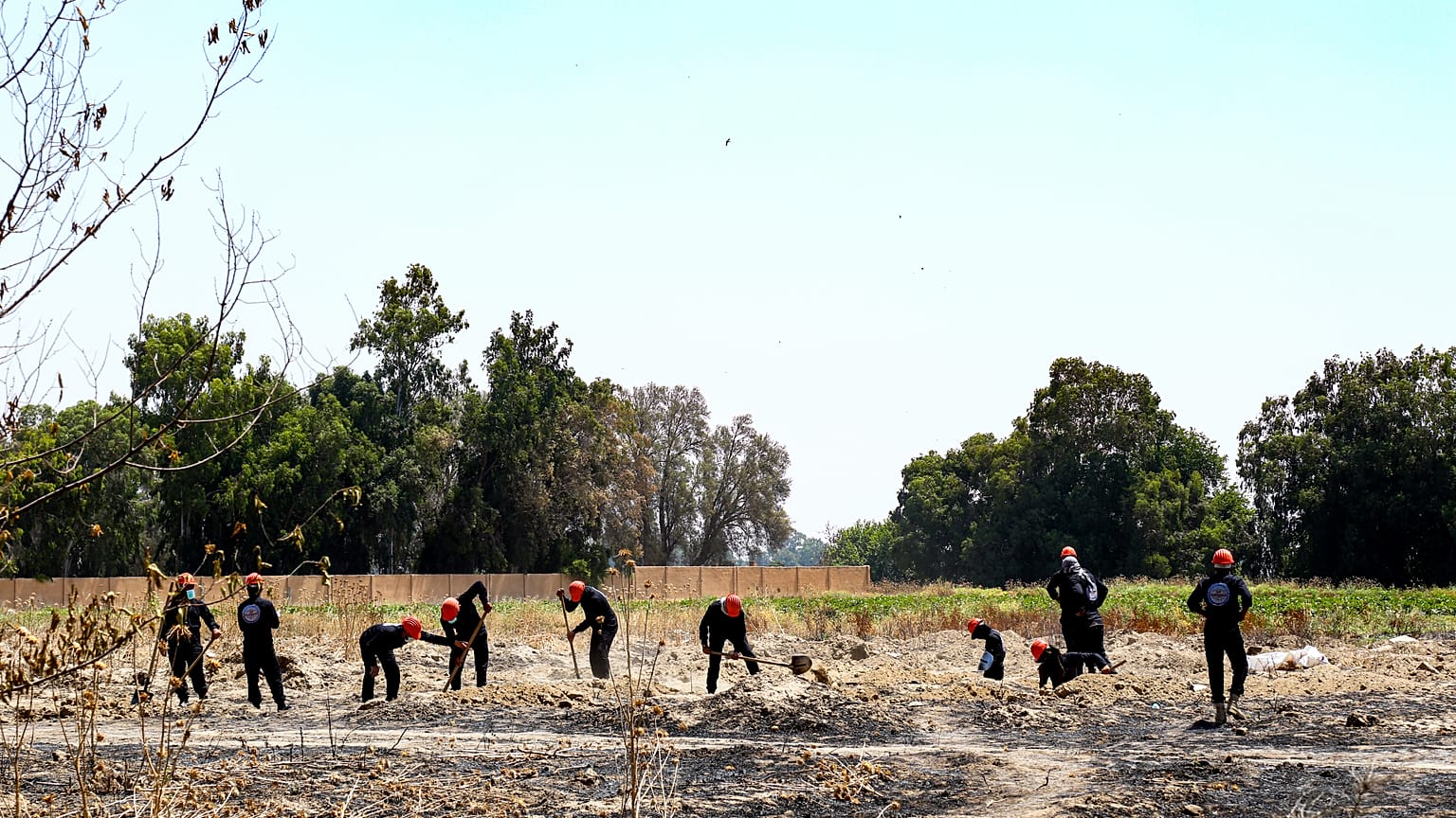 Suriye'de toplu mezarlarda insan kalıntıları aranıyor