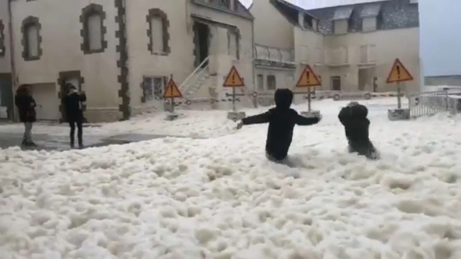 L'écume de mer se déverse dans une ville de Bretagne 