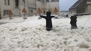 Бретань: улицы заполнены морской пеной