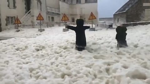 Бретань: улицы заполнены морской пеной