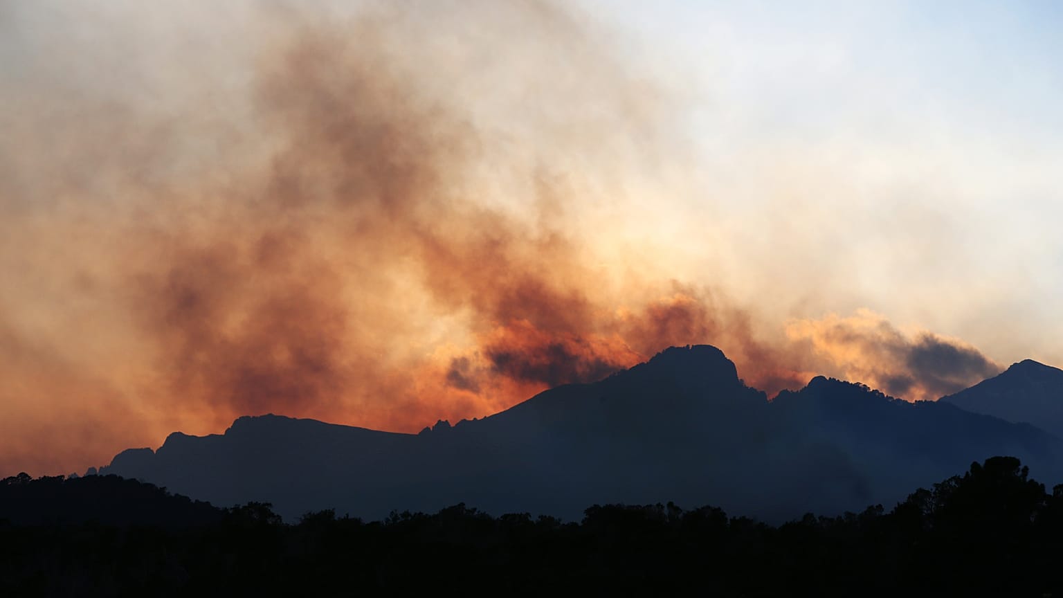 De la fumée au-dessus du village corse de Sari-Solenzara, le 11 février 2020