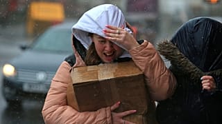 Vientos fuertes y lluvia en Sheffield, al norte de Inglaterra, mientras la tormenta Ciara recorría el país. 