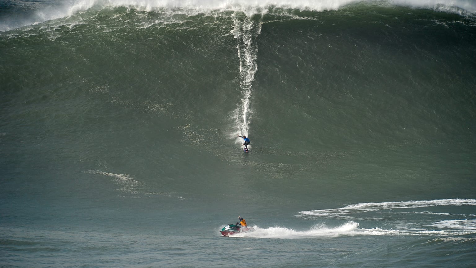 Surfista Lucas Chianca surfa onda na Nazaré