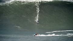 Surfista Lucas Chianca surfa onda na Nazaré