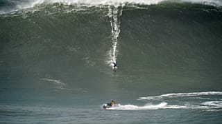 Surfista Lucas Chianca surfa onda na Nazaré