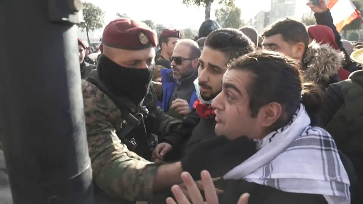 Libano: fiducia al nuovo governo, proteste in piazza