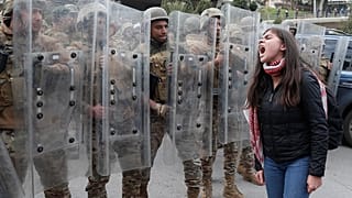 متظاهرة خلال احتجاجات على تصويت البرلمان بالثقة للحكومة الجديدة في وسط بيروت، 11 فبراير 2020