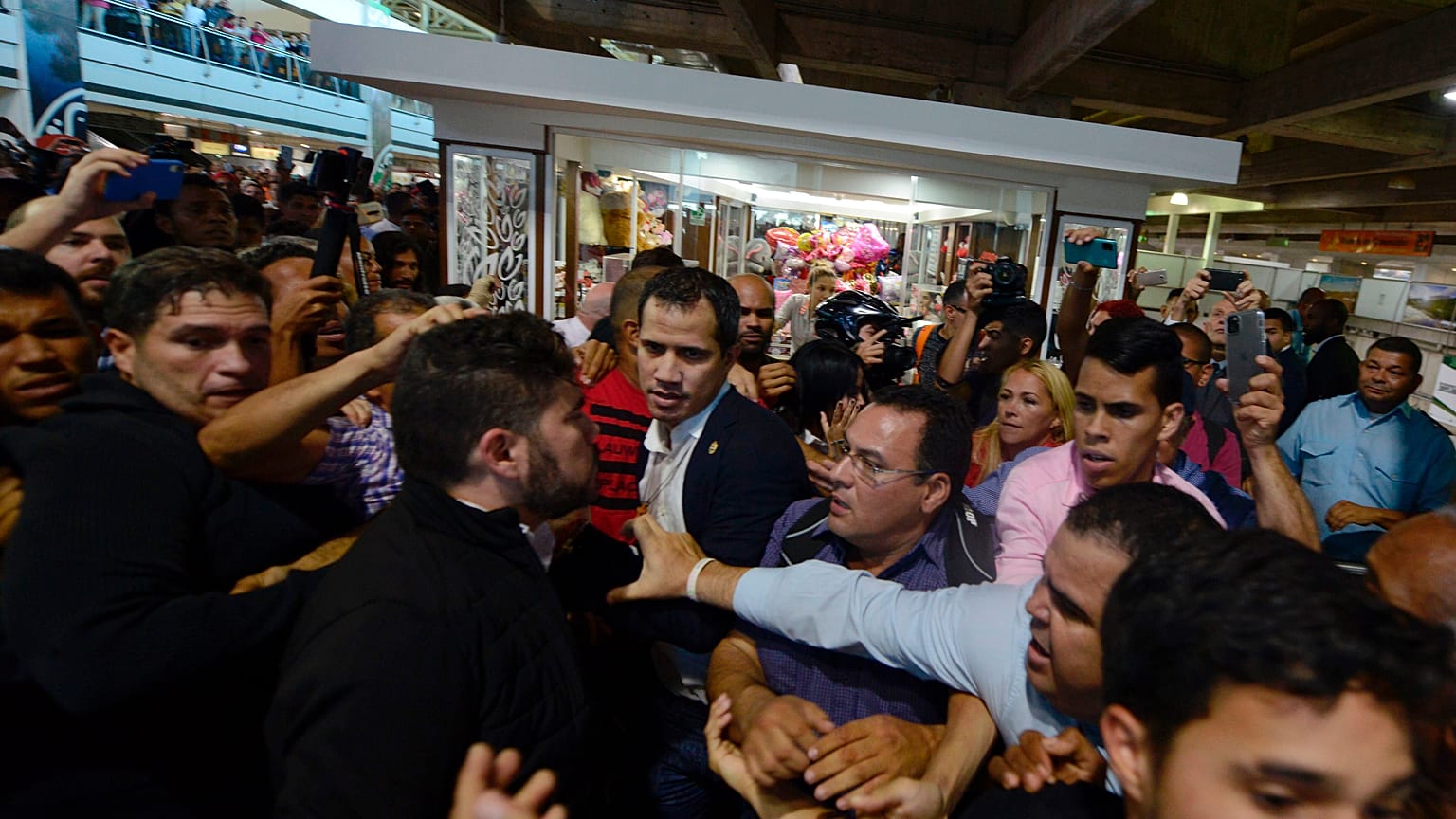 Tumultuoso regreso de Juan Guaidó a Caracas entre golpes e insultos de chavistas