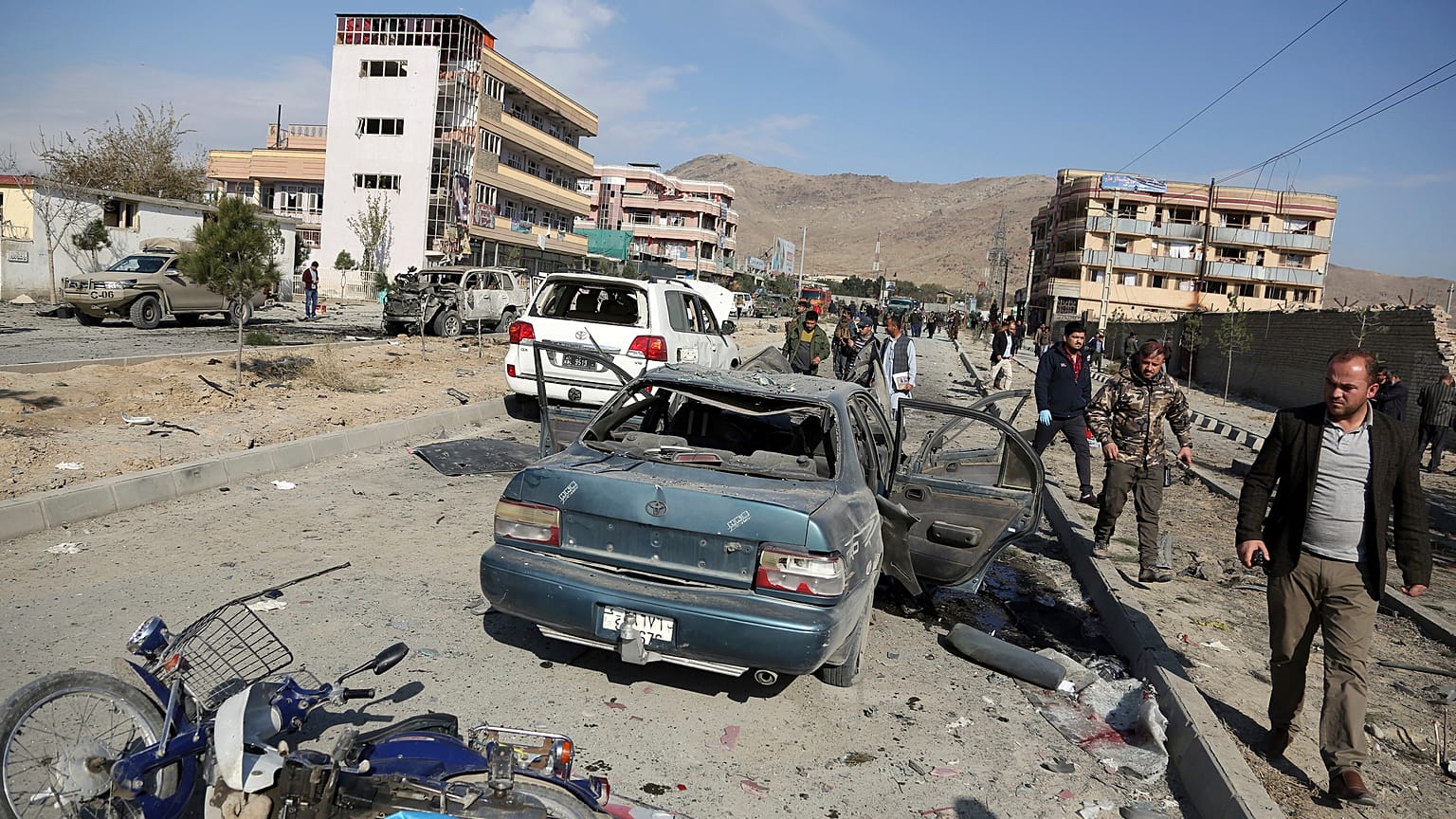 Afganistan'da meydanan gelen bombalı saldırı