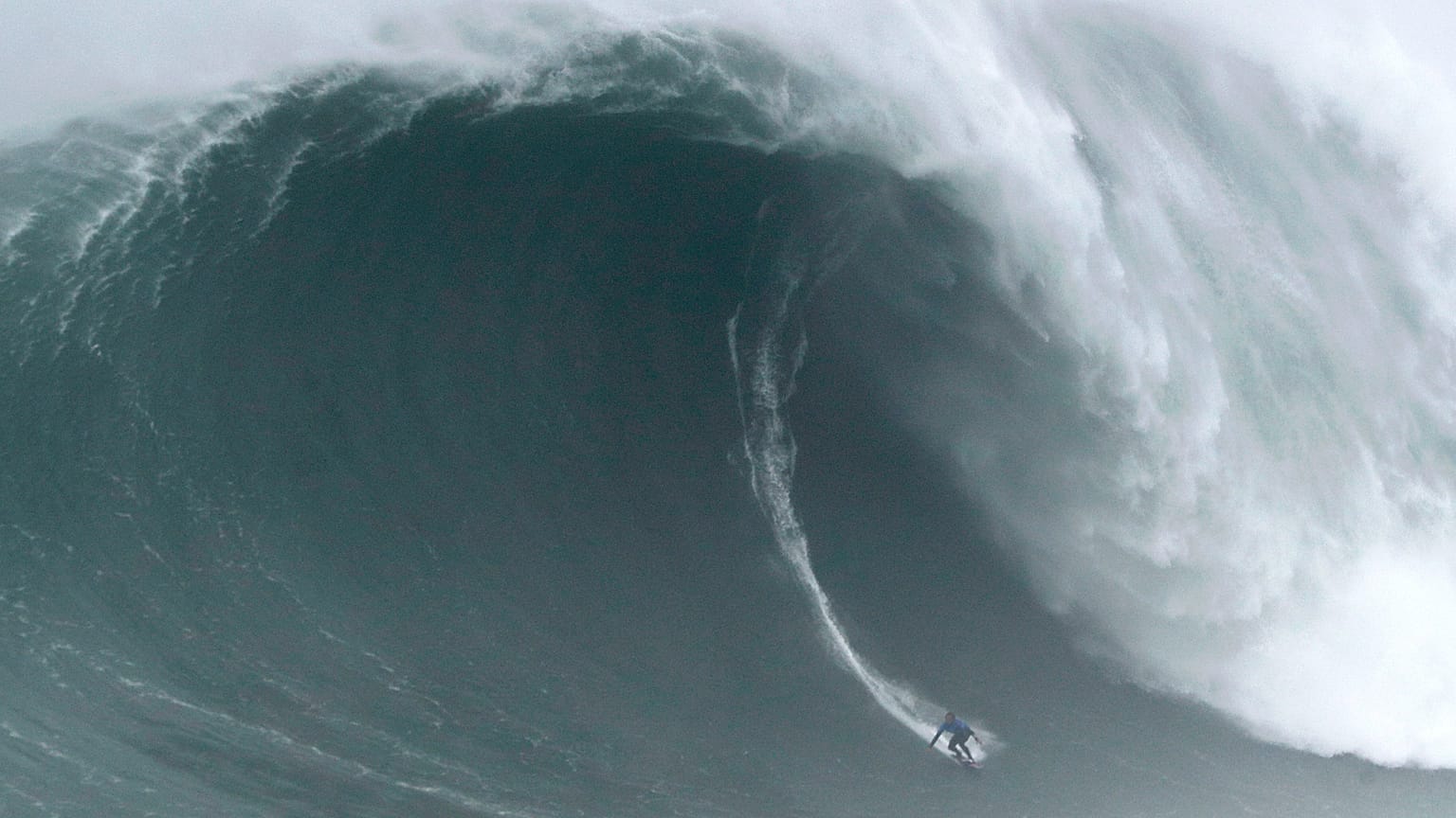 Nazaré: Riesige Welle überrollt Surfprofi Alex Botelho