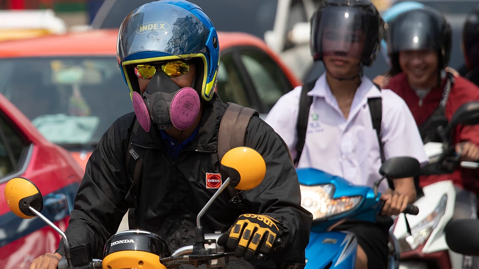 Tayland'da hava kirliliğinden korunmak için maske takan sürücüler