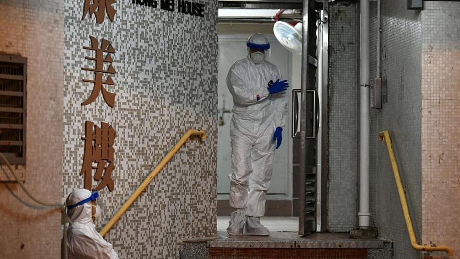Medizinisches Personal in Schutzanzügen in einem Hochhaus in Hongkong am 11. Februar 2020.