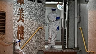 Medizinisches Personal in Schutzanzügen in einem Hochhaus in Hongkong am 11. Februar 2020.