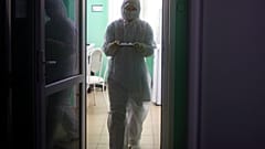 Egy egészségügyi munkatárs az orosz karanténban mintákat visz elemzésre - KÉPÜNK CSUPÁN ILLUSZTRÁCIÓ!