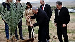 رئيس الوزراء الإسرائيلي بنيامين نتنياهو يزرع شجرة في مستوطنة قرب أريحا في الضفة الغربية، 10 فبراير 2020