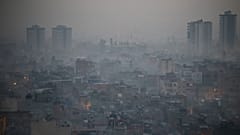 Kent merkezinde, hava kirliliğine bağlı olarak oluşan sis tabakası görüş mesafesini düşürdü. 