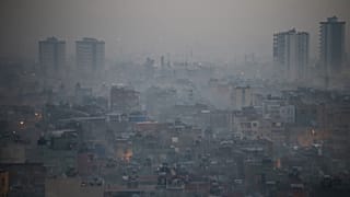 Kent merkezinde, hava kirliliğine bağlı olarak oluşan sis tabakası görüş mesafesini düşürdü. 