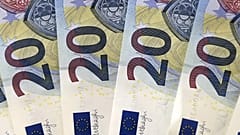 En esta imagen de archivo del 27 de octubre de 2015, se muestran nuevos billetes de veinte euros durante una rueda de prensa en la sucursal del Banco Federal Alemán. 