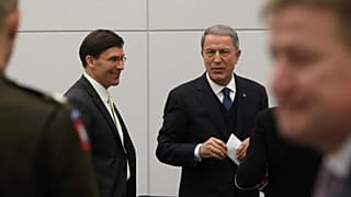 Milli Savunma Bakanı Hulusi Akar NATO Savunma Bakanları Toplantısı'nda ABD Savunma Bakanı Mark Esper (solda) ile görüştü.
