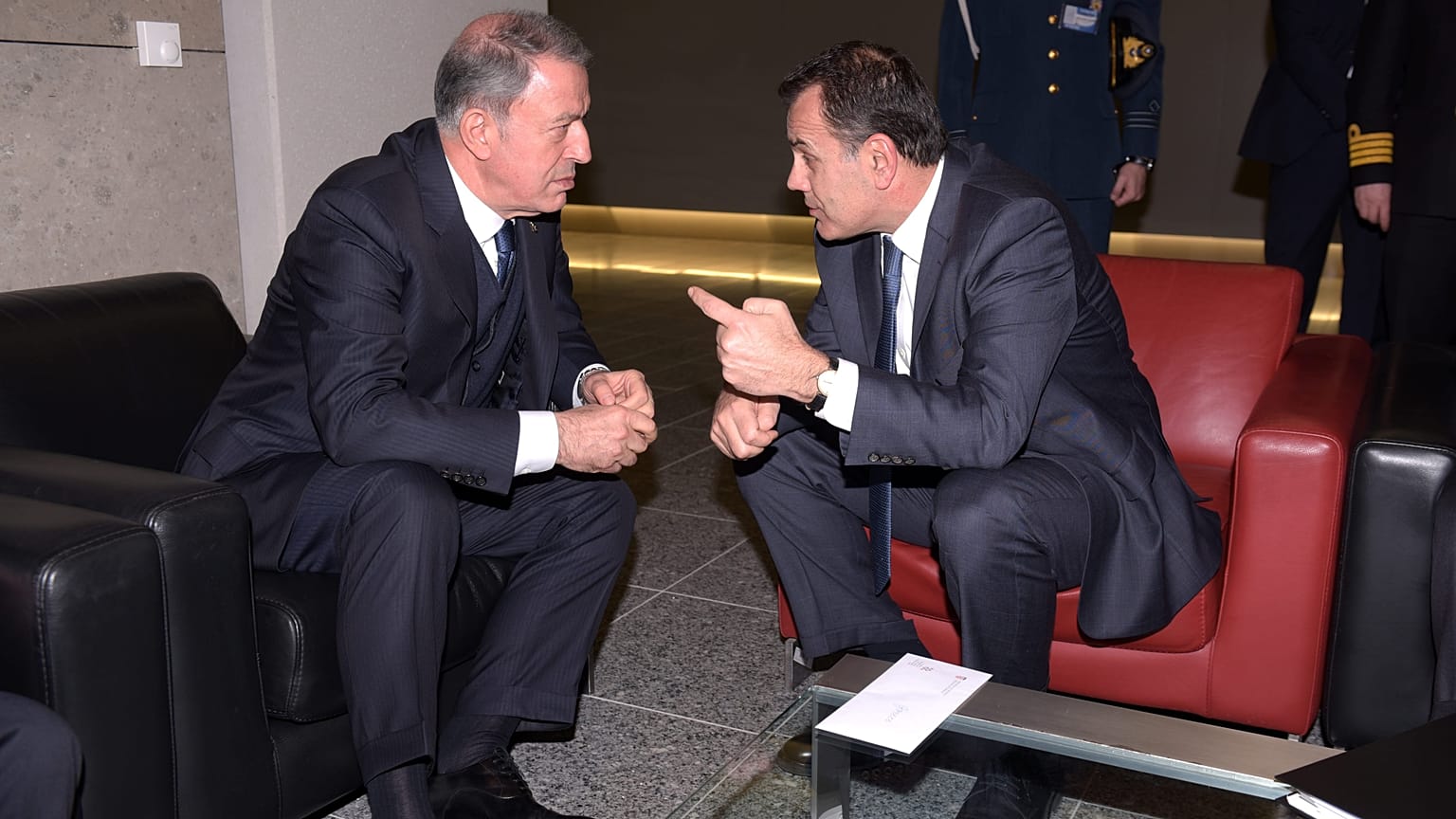 Συνάντηση Νίκου Παναγιωτόπουλου και Χουλουσί Ακάρ στο περιθώριο της Συνόδου του ΝΑΤΟ