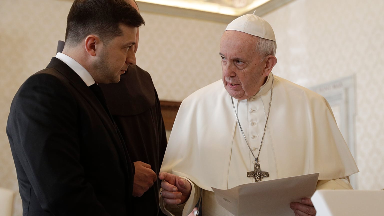 Papa Francis'ten din adamı sıkıntısı yaşanan yerlerde evli erkeklerin rahip olabilmesi teklifine ret
