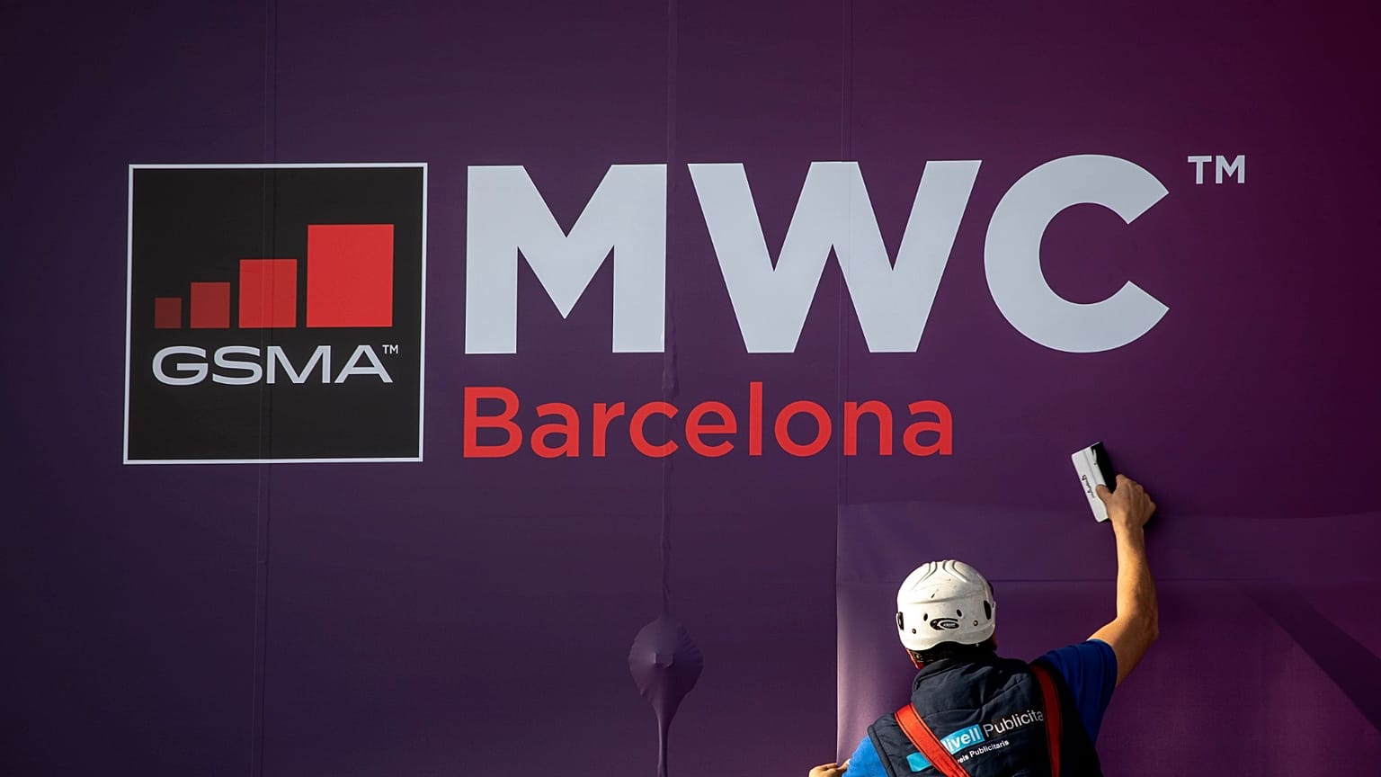 Une affiche annonçant le salon mondial du mobile, le 11 février 2020 à Barcelone 