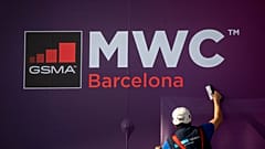 Une affiche annonçant le salon mondial du mobile, le 11 février 2020 à Barcelone 