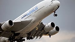 Ein Airbus 380 hebt ab.