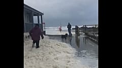 Weißer Schaum am Strand von Cornwall