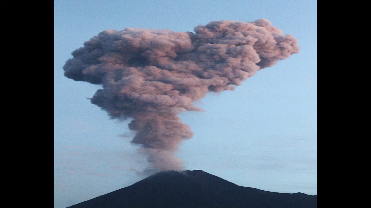 ثوران بركان في إندونيسيا