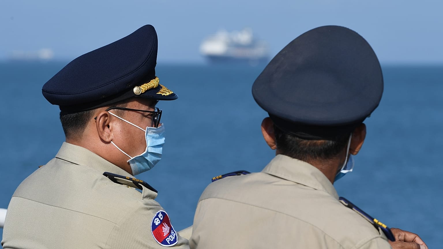 Szájmaszkos rendőrök várják a Westerdam kikötését Sihanoukville-ben