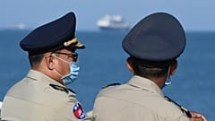 Szájmaszkos rendőrök várják a Westerdam kikötését Sihanoukville-ben