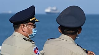 Szájmaszkos rendőrök várják a Westerdam kikötését Sihanoukville-ben