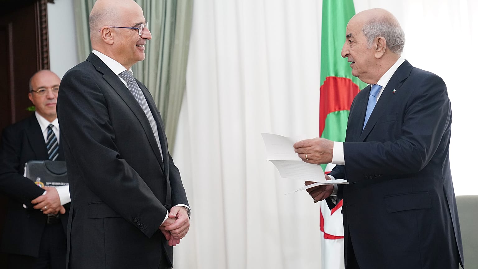 Ο Πρόεδρος της Αλγερίας Abdelmadjid Tebboune συνομιλεί με τον Έλληνα υπουργό Εξωτερικών Νίκο Δένδια